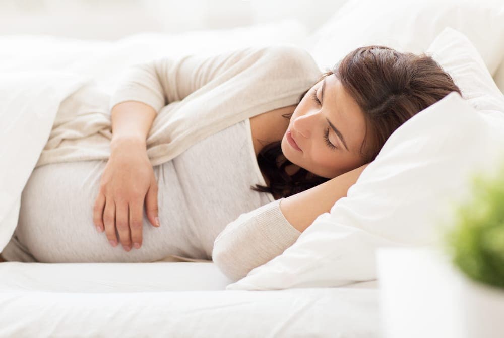 Dormir sur le ventre quand on est enceinte, bonne ou mauvaise idée ?