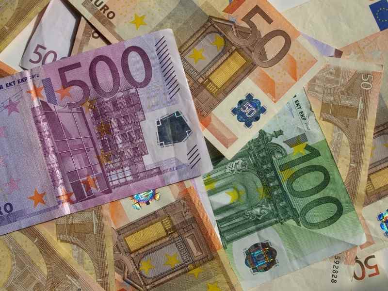 Rêver de billets de banque : entre symboles de richesse et d’anxiété