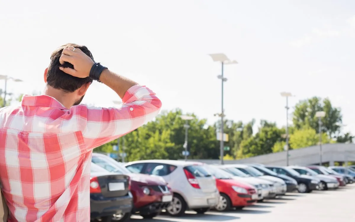 Rêver que je ne retrouve plus ma voiture : significations, causes et quoi faire pour s’apaiser