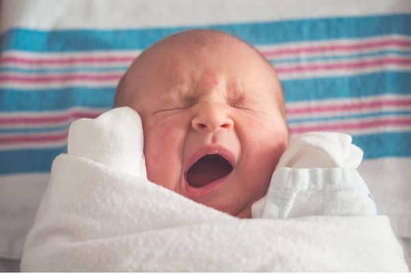 Pourquoi les bébés grognent-ils ? Comprendre les sons étranges de votre bébé