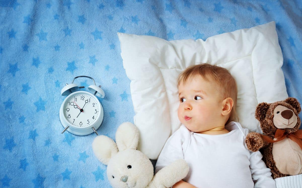 Faut-il réveiller bébé si il fait une trop longue sieste ?